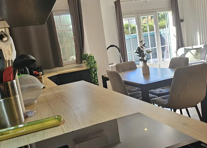 Апартаменты Les Bastides Du Soleil, Swimming Pool & Within Walking Distance *